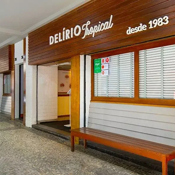 Fachada e salão da loja Delírio Tropical Assembléia no Centro do Rio de Janeiro